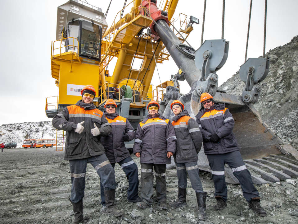 В Главном карьере ЕВРАЗ КГОК приступил к работе экскаватор с объемом ковша 12 куб. м производства ИЗ-КАРТЭКС 