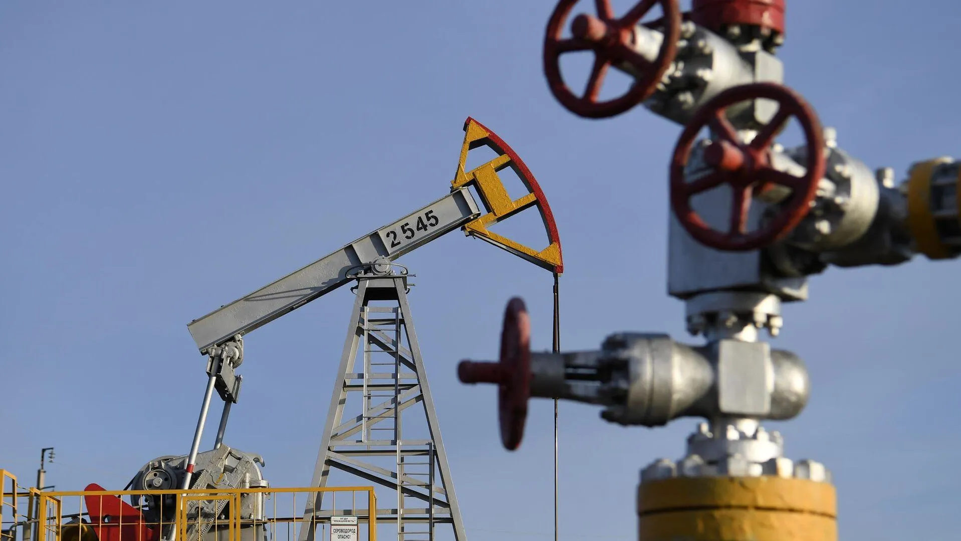 Российская нефть торгуется ниже ценового потолка
